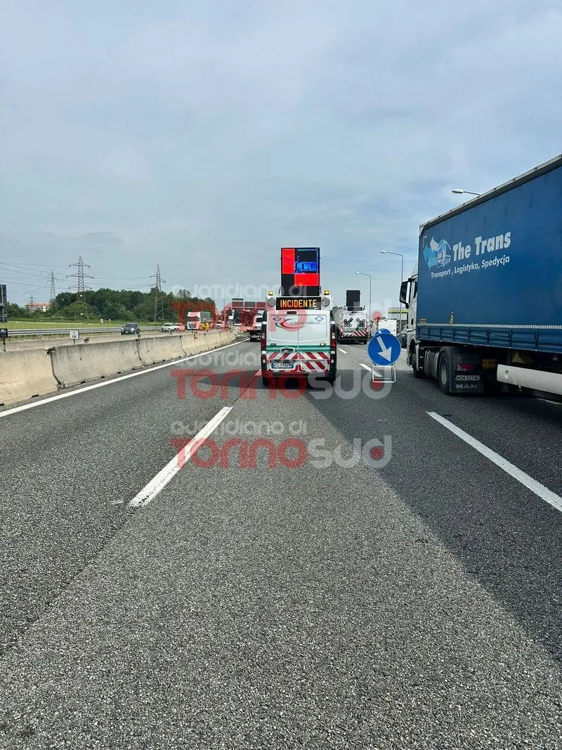 NICHELINO - Pauroso incidente in tangenziale: camion ribaltato in mezzo alla strada, un ferito - FOTO