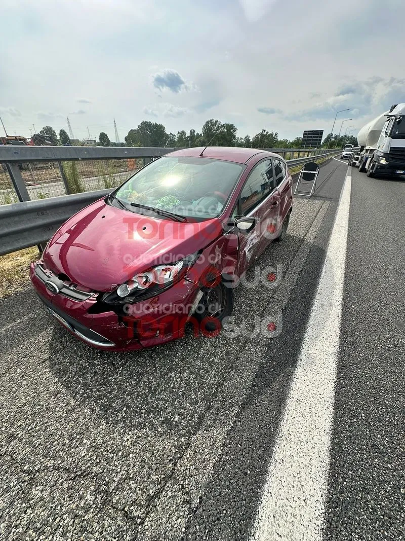 NICHELINO - Pauroso incidente in tangenziale: camion ribaltato in mezzo alla strada, un ferito - FOTO
