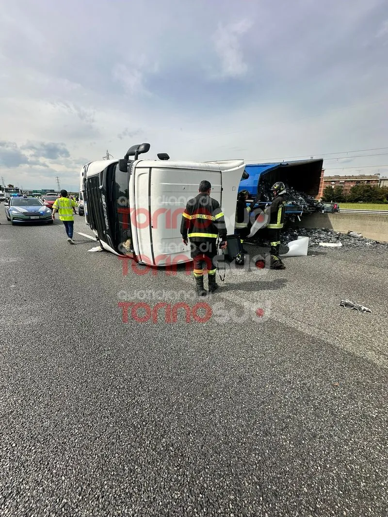 NICHELINO - Pauroso incidente in tangenziale: camion ribaltato in mezzo alla strada, un ferito - FOTO