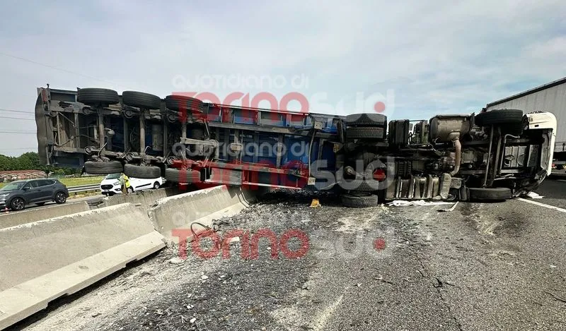 NICHELINO - Pauroso incidente in tangenziale: camion ribaltato in mezzo alla strada, un ferito - FOTO