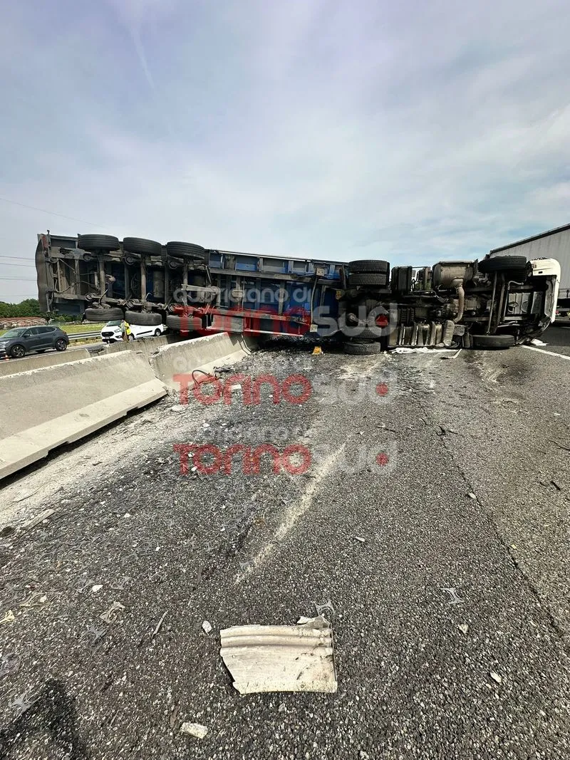 NICHELINO - Pauroso incidente in tangenziale: camion ribaltato in mezzo alla strada, un ferito - FOTO