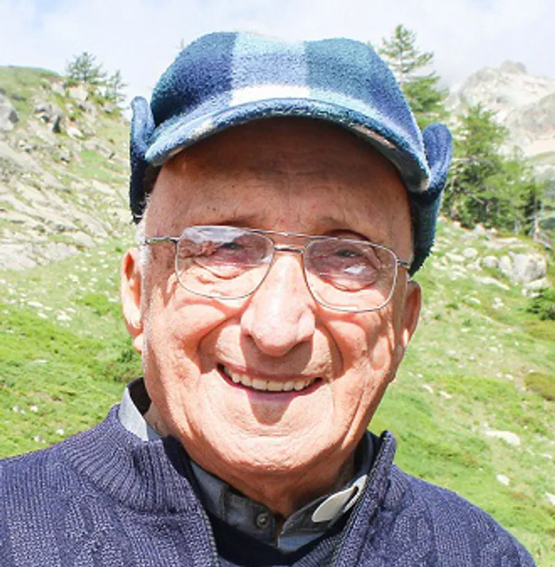 NICHELINO - In lacrime per don Paolo Gariglio il prete pilota che ha dedicato la sua vita agli altri