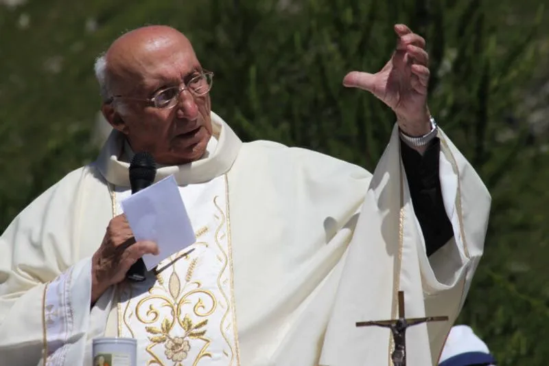 NICHELINO - In lacrime per don Paolo Gariglio il prete pilota che ha dedicato la sua vita agli altri