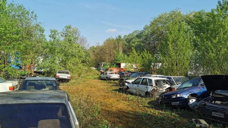 NICHELINO - Ex depositeria del Boschetto, al lavoro per sgomberare le carcasse dei mezzi abbandonati