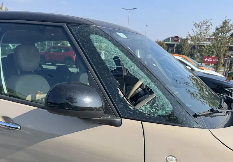 NICHELINO - Ruba nelle auto sfondando i finestrini: preso dai carabinieri grazie ad un paio di cuffie «Airpods»