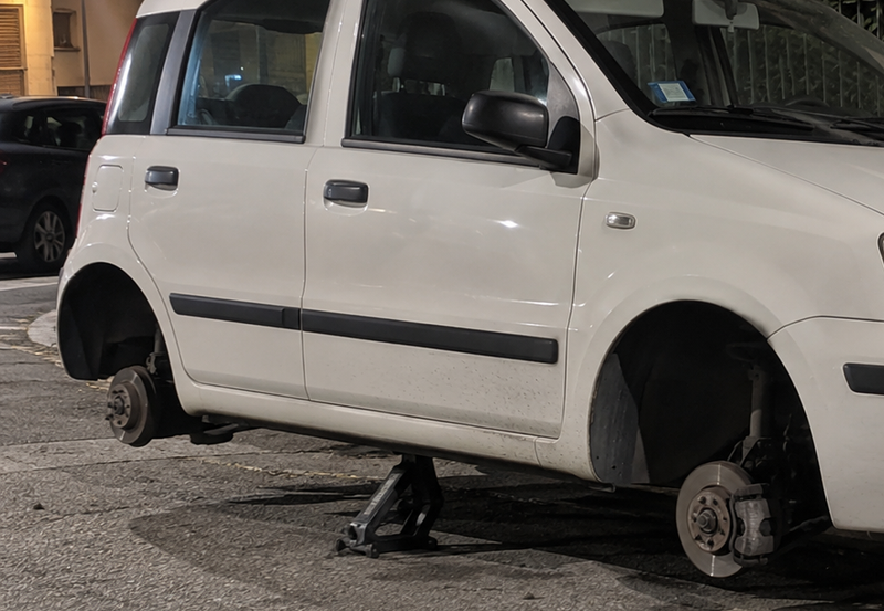 NICHELINO - Torna in azione la banda dei pneumatici: una Fiat Panda depredata in via Trento