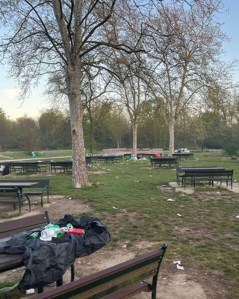 NICHELINO - Dopo le grigliate di pasquetta il Boschetto ridotto a discarica di rifiuti - FOTO