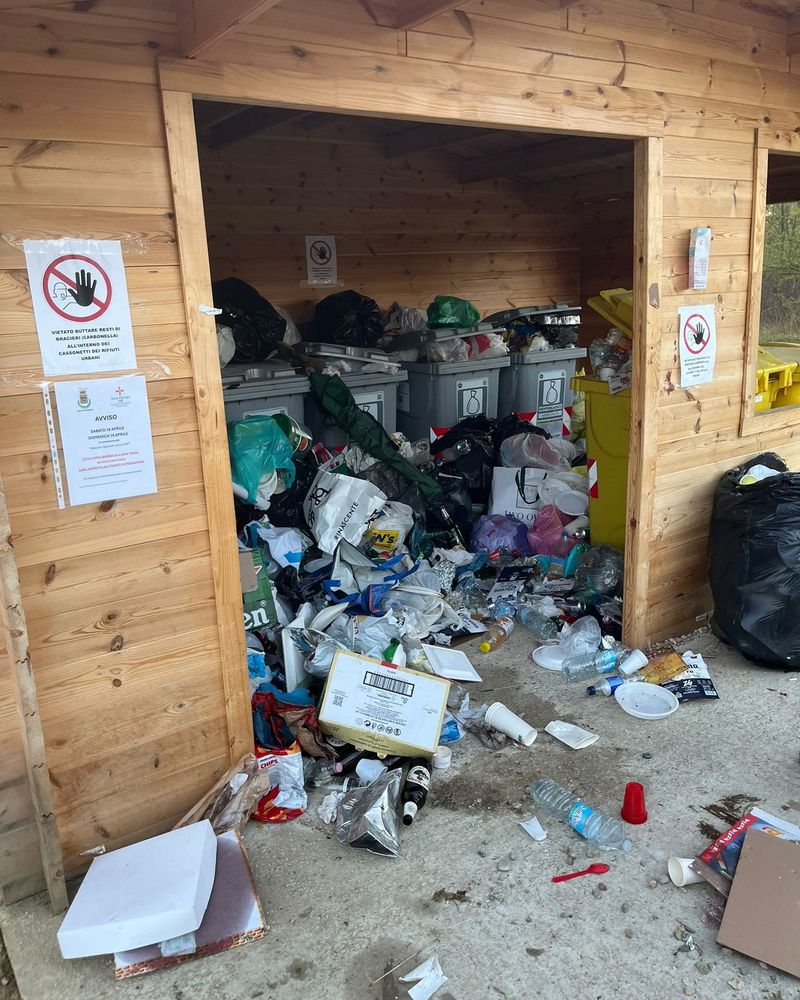 NICHELINO - Dopo le grigliate di pasquetta il Boschetto ridotto a discarica di rifiuti - FOTO