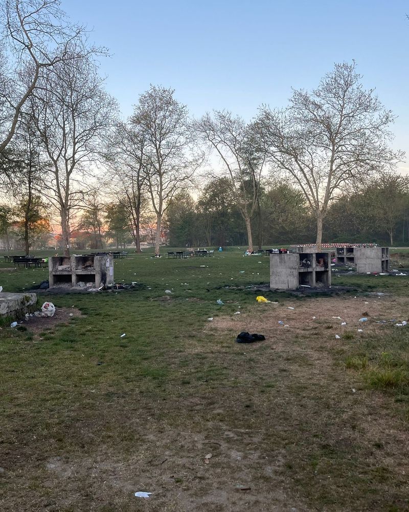 NICHELINO - Dopo le grigliate di pasquetta il Boschetto ridotto a discarica di rifiuti - FOTO