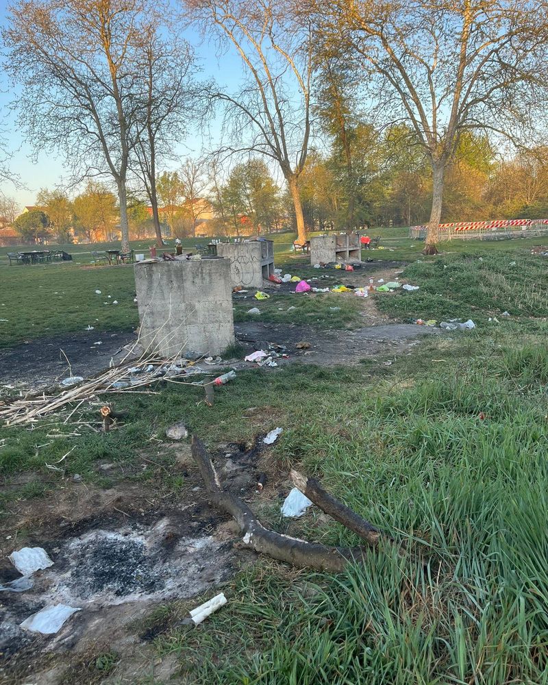 NICHELINO - Dopo le grigliate di pasquetta il Boschetto ridotto a discarica di rifiuti - FOTO