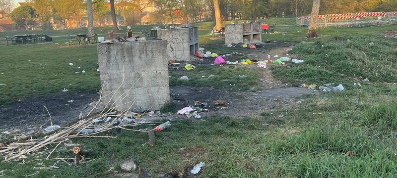 NICHELINO - Dopo le grigliate di pasquetta il Boschetto ridotto a discarica di rifiuti - FOTO