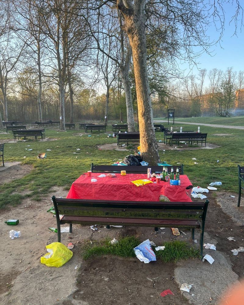 NICHELINO - Dopo le grigliate di pasquetta il Boschetto ridotto a discarica di rifiuti - FOTO