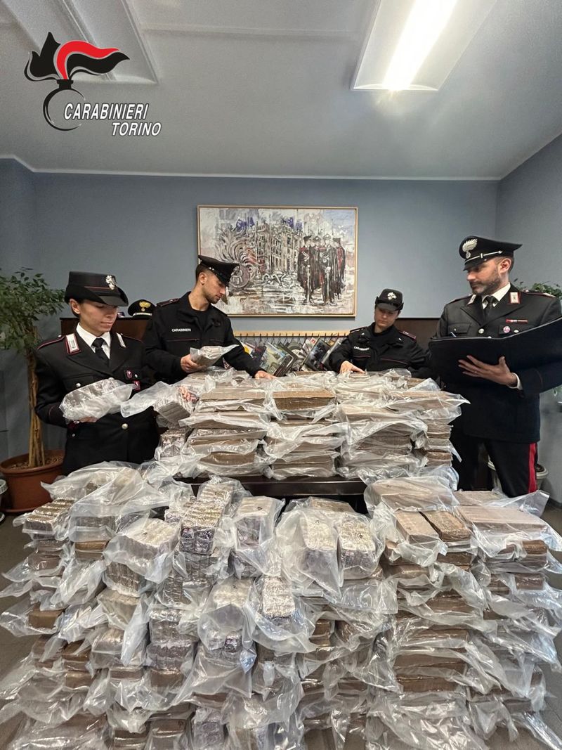 NICHELINO - 425 chili di hashish in auto: inseguito e arrestato dai carabinieri - VIDEO