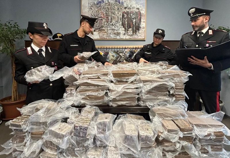 NICHELINO - 425 chili di hashish in auto: inseguito e arrestato dai carabinieri - VIDEO