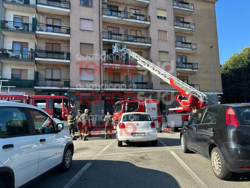 NICHELINO - Paura in via Stupinigi: a fuoco un alloggio di una palazzina vicino ai giardinetti - FOTO