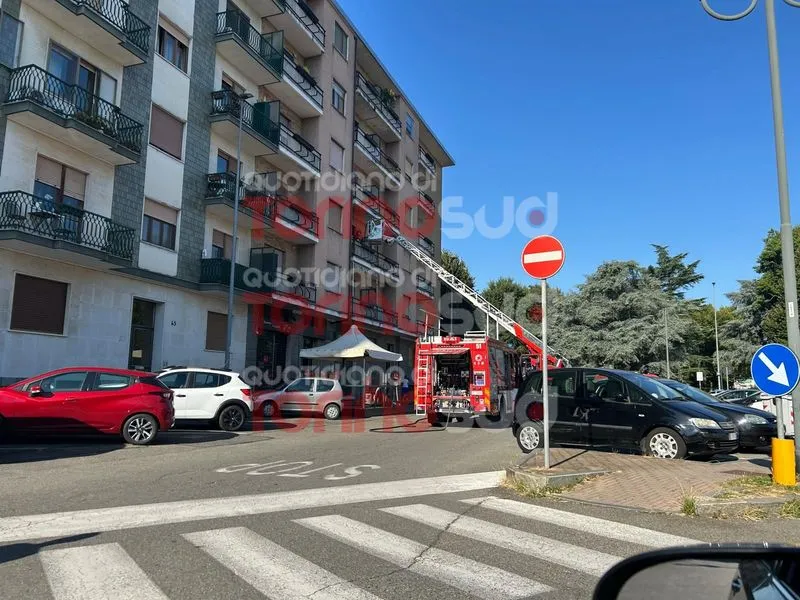 NICHELINO - Paura in via Stupinigi: a fuoco un alloggio di una palazzina vicino ai giardinetti - FOTO