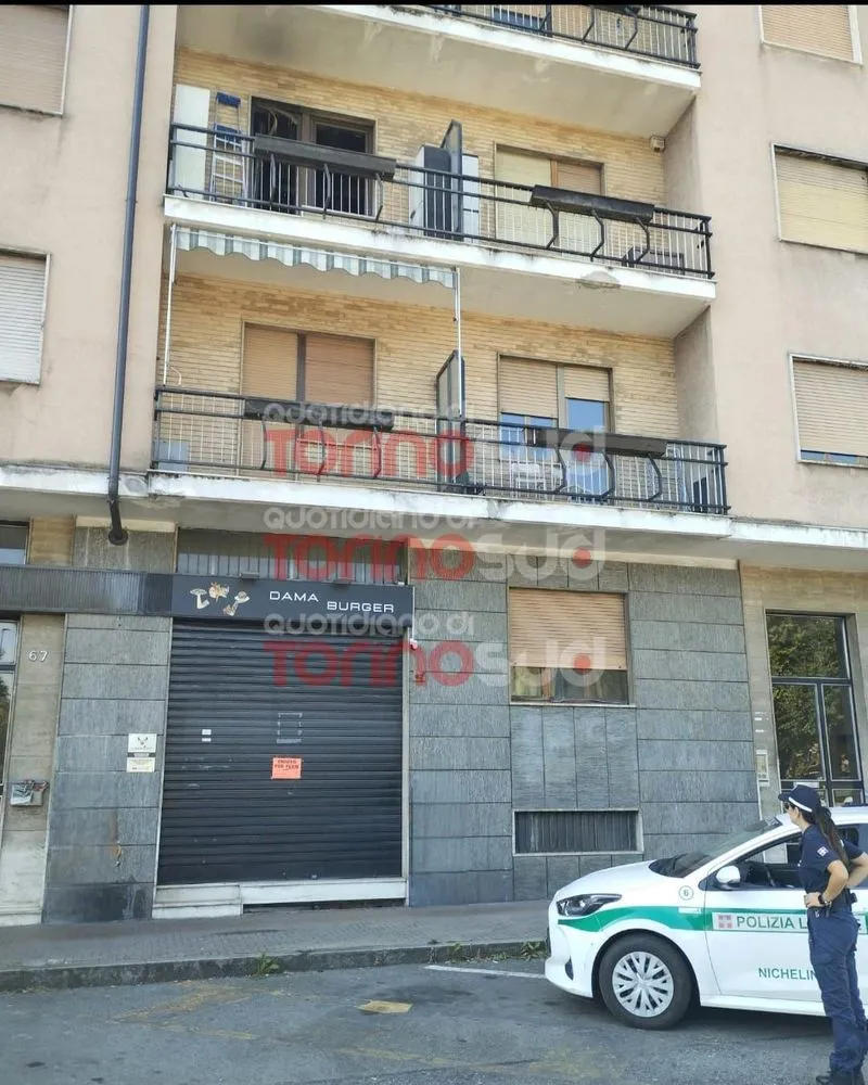 NICHELINO - Paura in via Stupinigi: a fuoco un alloggio di una palazzina vicino ai giardinetti - FOTO