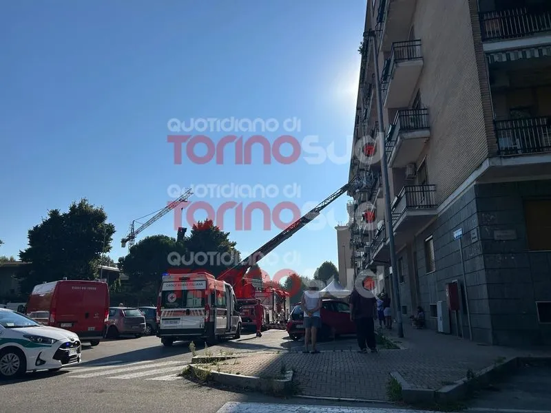 NICHELINO - Paura in via Stupinigi: a fuoco un alloggio di una palazzina vicino ai giardinetti - FOTO