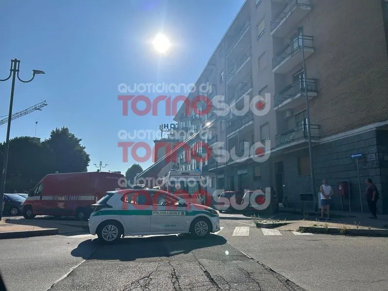 NICHELINO - Paura in via Stupinigi: a fuoco un alloggio di una palazzina vicino ai giardinetti - FOTO