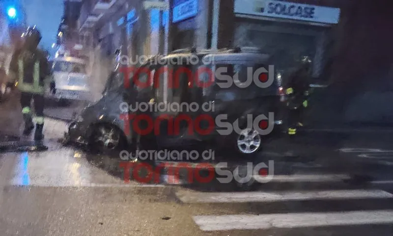 NICHELINO - Auto prende fuoco durante la marcia in via XXV Aprile