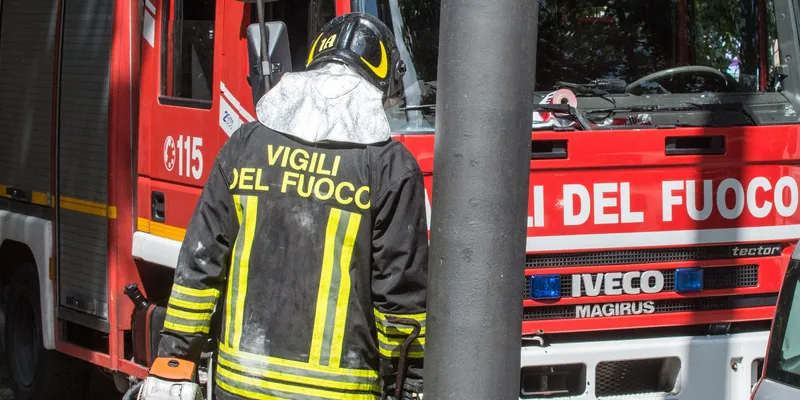NICHELINO -  Fiamme all'interno di un capannone, paura in via Goito: intervento dei vigili del fuoco