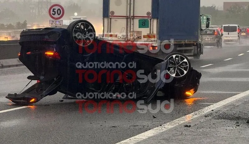 NICHELINO - Si ribalta con l'auto sulla tangenziale sud: traffico in tilt all'altezza di Stupinigi