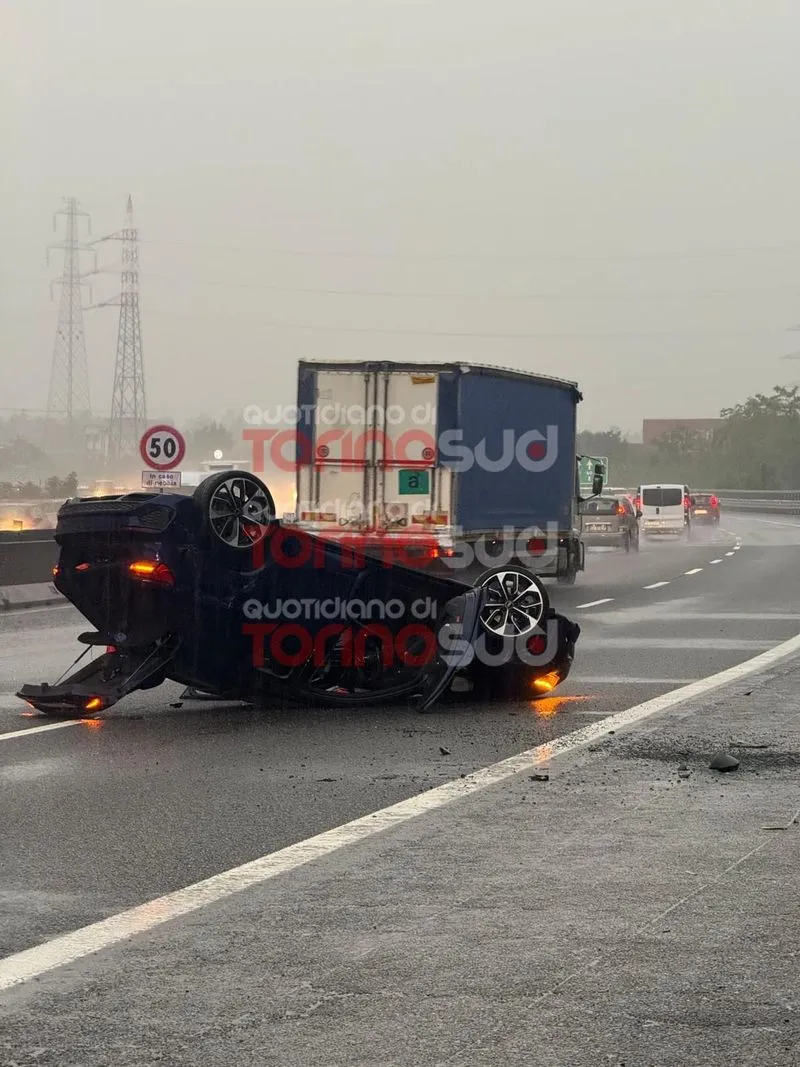 NICHELINO - Si ribalta con l'auto sulla tangenziale sud: traffico in tilt all'altezza di Stupinigi
