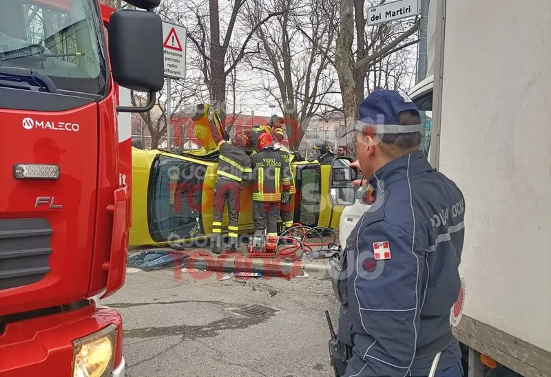 NICHELINO - Pauroso scontro tra un autocarro e una Panda che finisce ruote all'aria: un ferito
