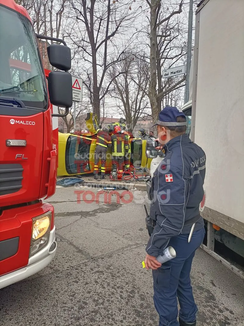 NICHELINO - Pauroso scontro tra un autocarro e una Panda che finisce ruote all'aria: un ferito