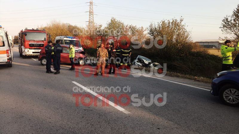 NICHELINO - Scontro frontale al confine con Candiolo: due automobilisti elitrasportati in ospedale