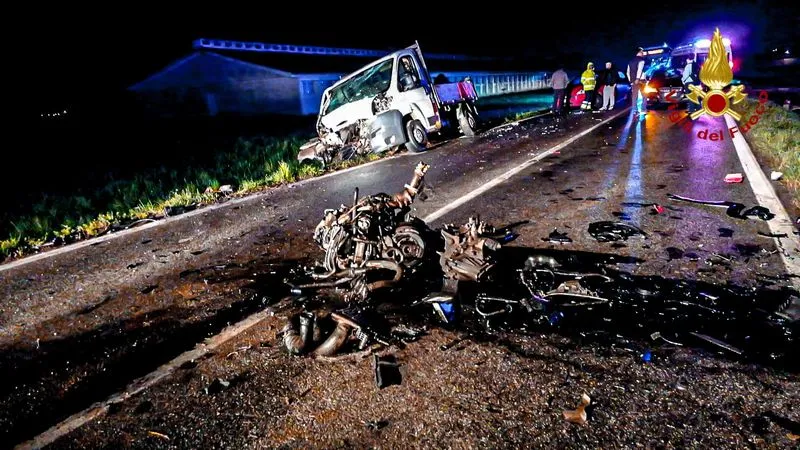 INCIDENTE SULLA PROVINCIALE - Furgone contro auto: un uomo di Nichelino ferito nello scontro tra Scalenghe e Cercenasco - FOTO