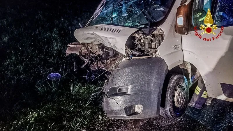 INCIDENTE SULLA PROVINCIALE - Furgone contro auto: un uomo di Nichelino ferito nello scontro tra Scalenghe e Cercenasco - FOTO