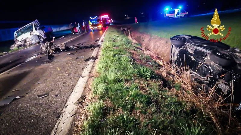 INCIDENTE SULLA PROVINCIALE - Furgone contro auto: un uomo di Nichelino ferito nello scontro tra Scalenghe e Cercenasco - FOTO