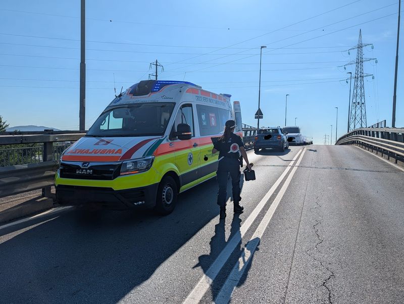 NICHELINO - Tamponamento a catena sul sovrappasso Scarrone: quattro feriti in ospedale