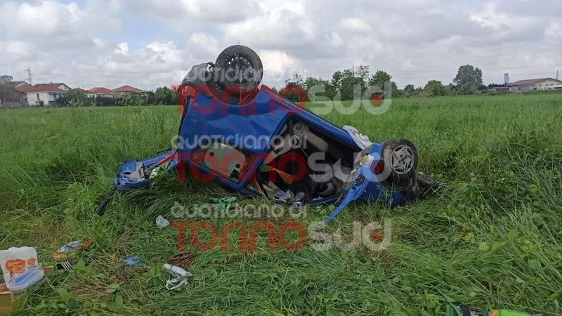 TANGENZIALE TORINO - Schianto a Nichelino, auto ribaltata fuori dalla carreggiata: una donna ferita - FOTO