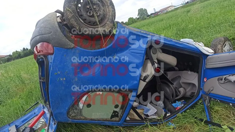 TANGENZIALE TORINO - Schianto a Nichelino, auto ribaltata fuori dalla carreggiata: una donna ferita - FOTO