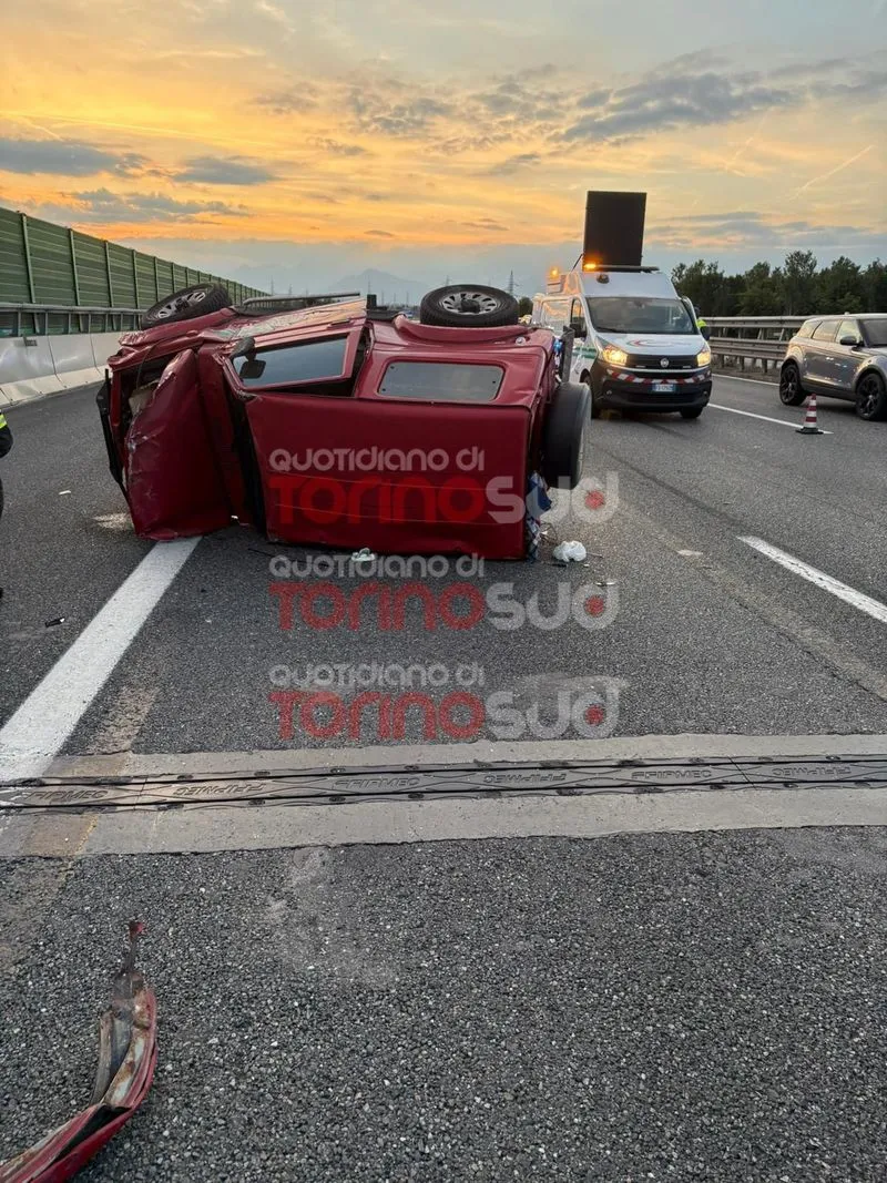 NICHELINO - Due auto si ribaltano dopo lo scontro, quattro persone ferite - FOTO