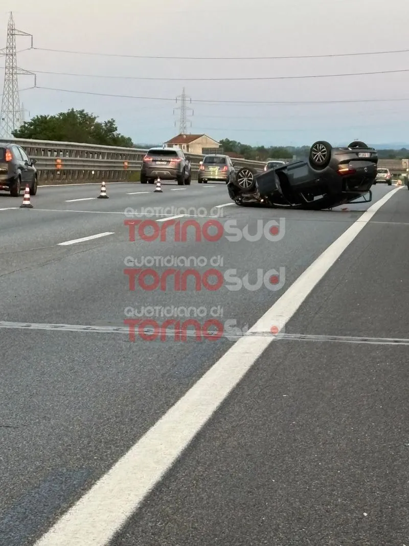 NICHELINO - Due auto si ribaltano dopo lo scontro, quattro persone ferite - FOTO