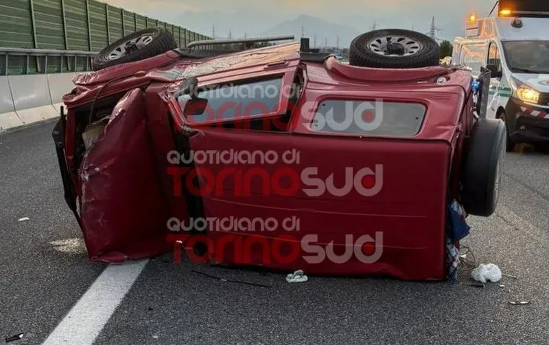NICHELINO - Due auto si ribaltano dopo lo scontro, quattro persone ferite - FOTO