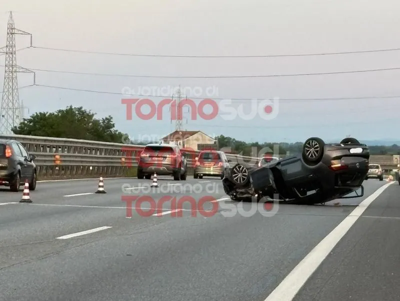 NICHELINO - Due auto si ribaltano dopo lo scontro, quattro persone ferite - FOTO