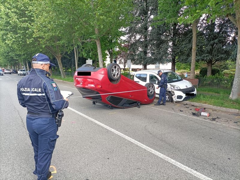 NICHELINO - Si schianta contro un'auto in sosta e si ribalta: attimi di paura in via Casalegno
