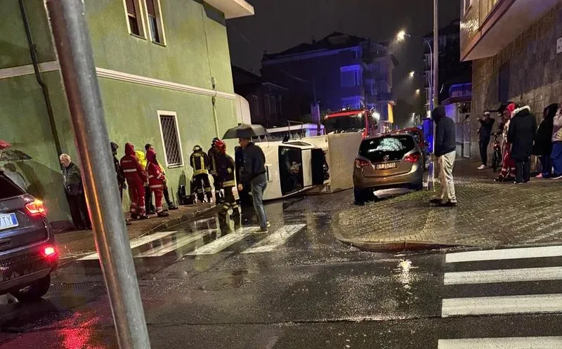 NICHELINO - Finisce con il furgone ruote all'aria in mezzo alla strada