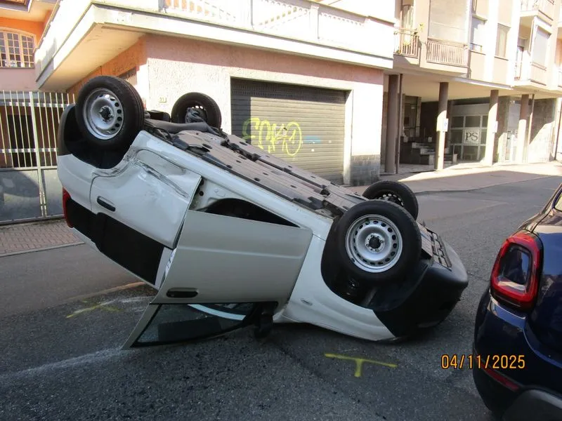 NICHELINO - Incidente tra via San Francesco e via Filzi: una Panda finisce ruote all'aria