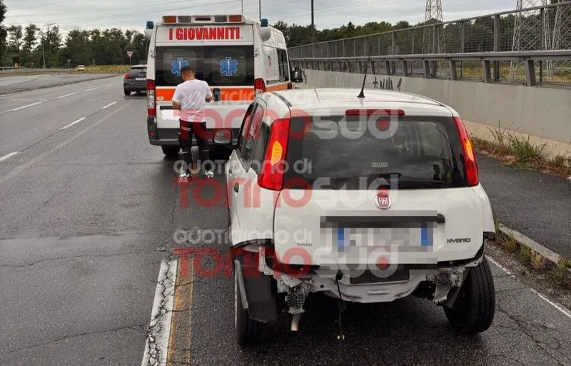 NICHELINO - Scontro tra due auto nei pressi dello svincolo della tangenziale di Torino: una donna trasportata in ospedale