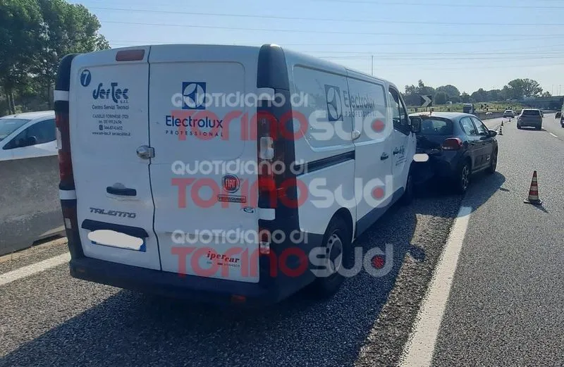 NICHELINO - Ennesimo incidente in tangenziale, due feriti nello scontro a Stupinigi - FOTO