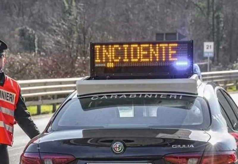 NICHELINO - Incidente allo svincolo per la tangenziale: auto fuoristrada e traffico in tilt
