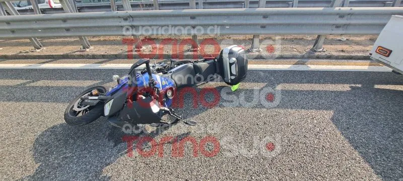 NICHELINO - Ennesimo schianto in tangenziale, motociclista a terra trasportato d'urgenza in ospedale - FOTO