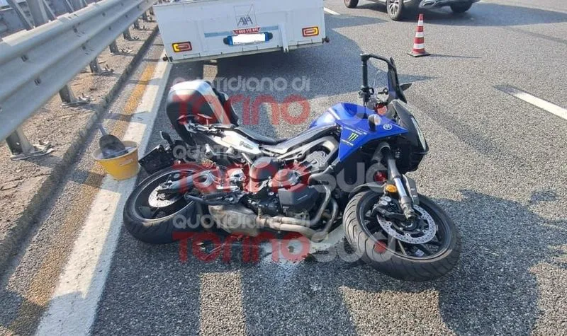 NICHELINO - Ennesimo schianto in tangenziale, motociclista a terra trasportato d'urgenza in ospedale - FOTO