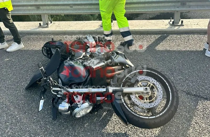 TANGENZIALE TORINO - Motociclista a terra all'altezza di Stupinigi: soccorso e trasportato in ospedale - FOTO