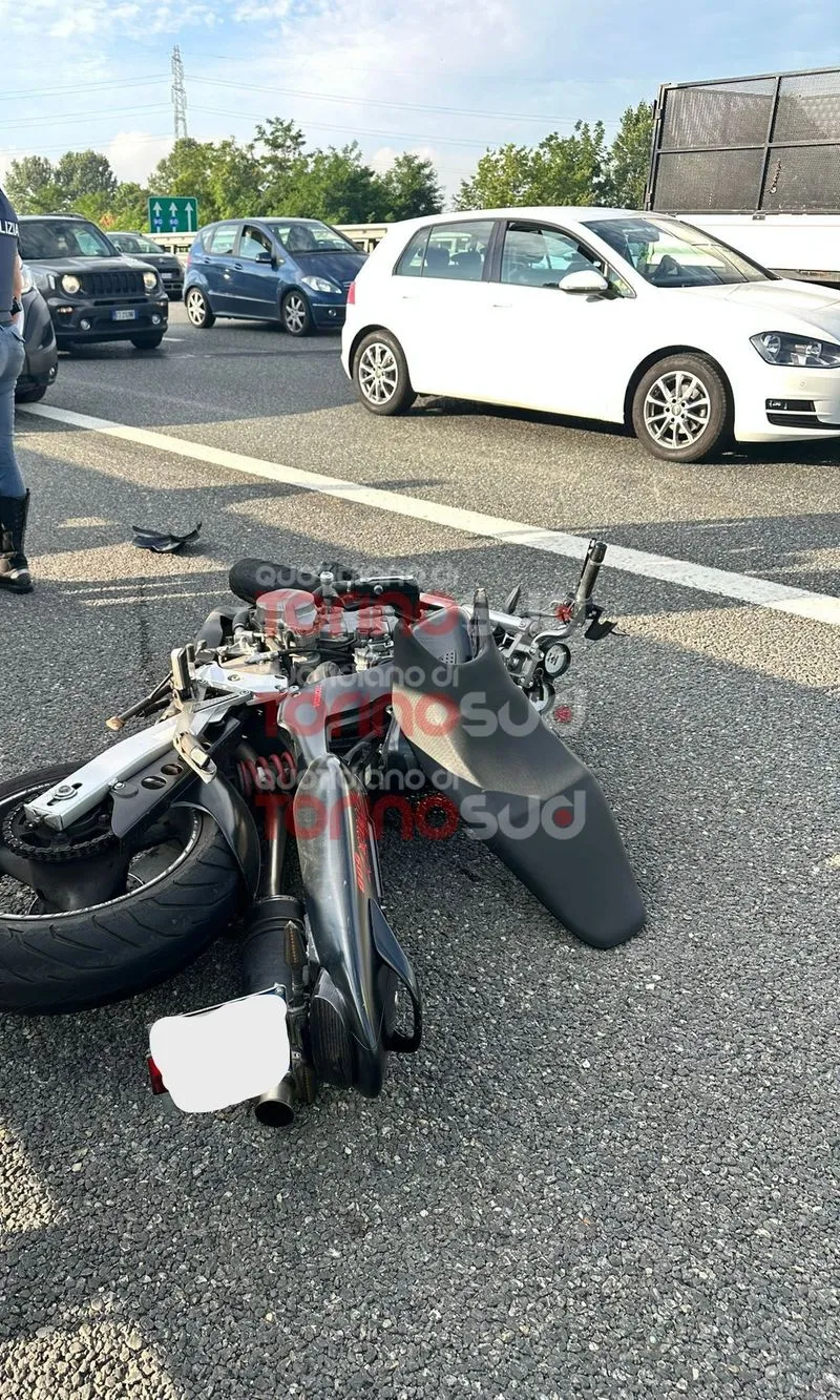 TANGENZIALE TORINO - Motociclista a terra all'altezza di Stupinigi: soccorso e trasportato in ospedale - FOTO